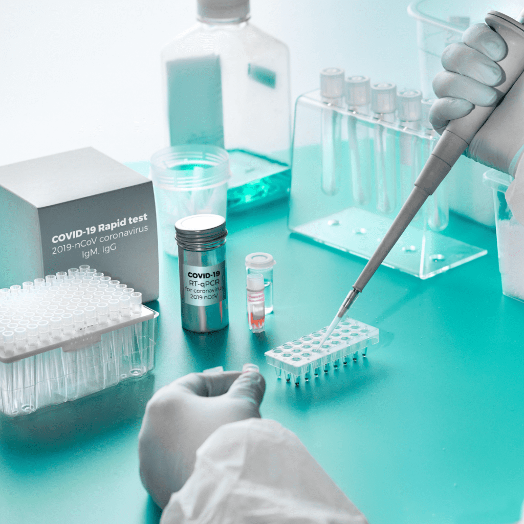 COVID-19 test tüpleri ve pipet ile laboratuvar sahnesi