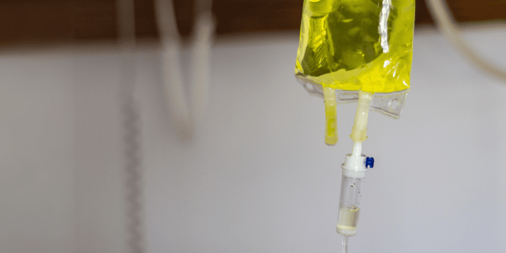 Serum torbası ve infüzyon seti yakından görünüm.